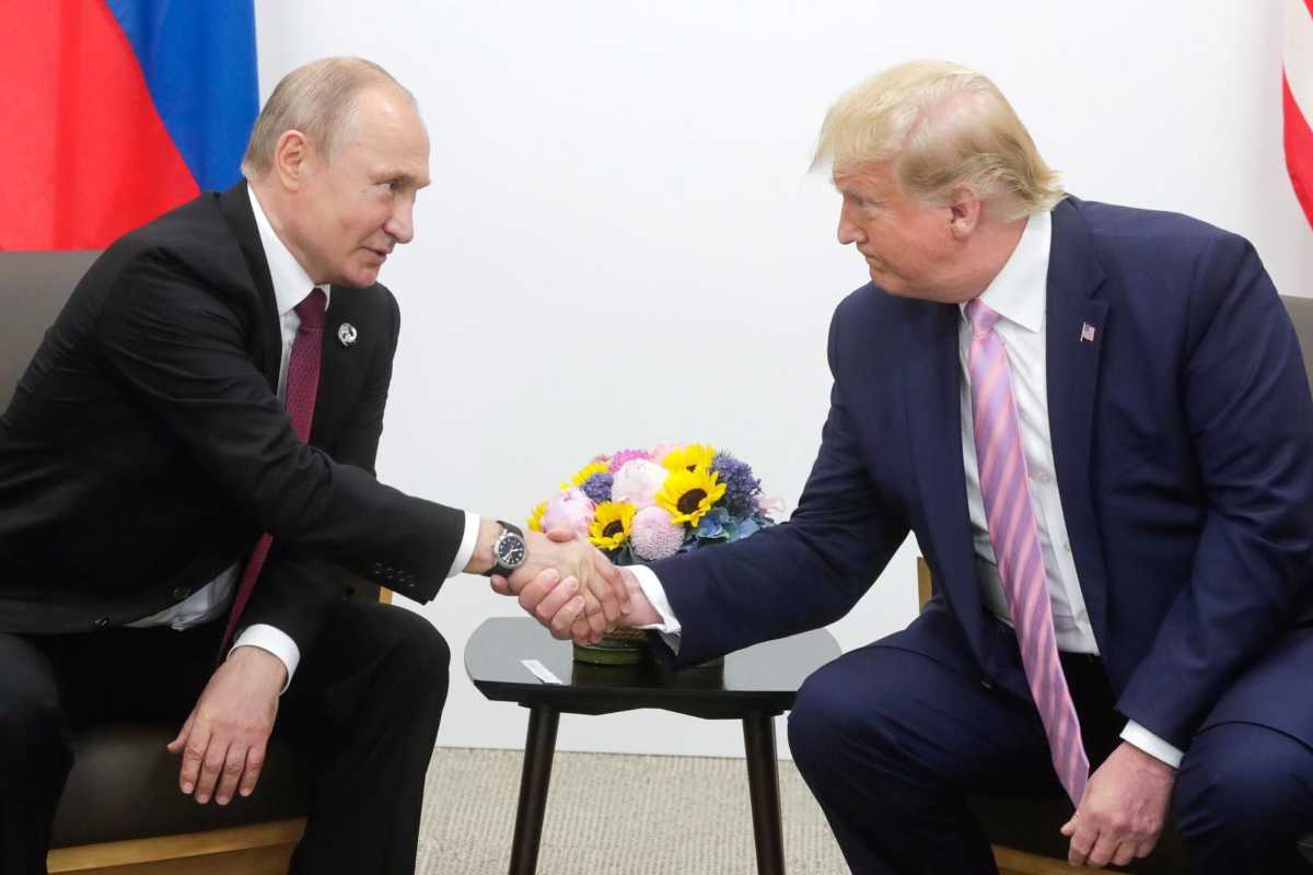 Trump e Putin si stringono la mano