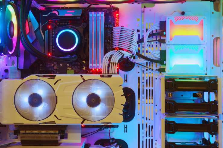 Sistema di raffreddamento a liquido collegato a tutte le componenti del PC