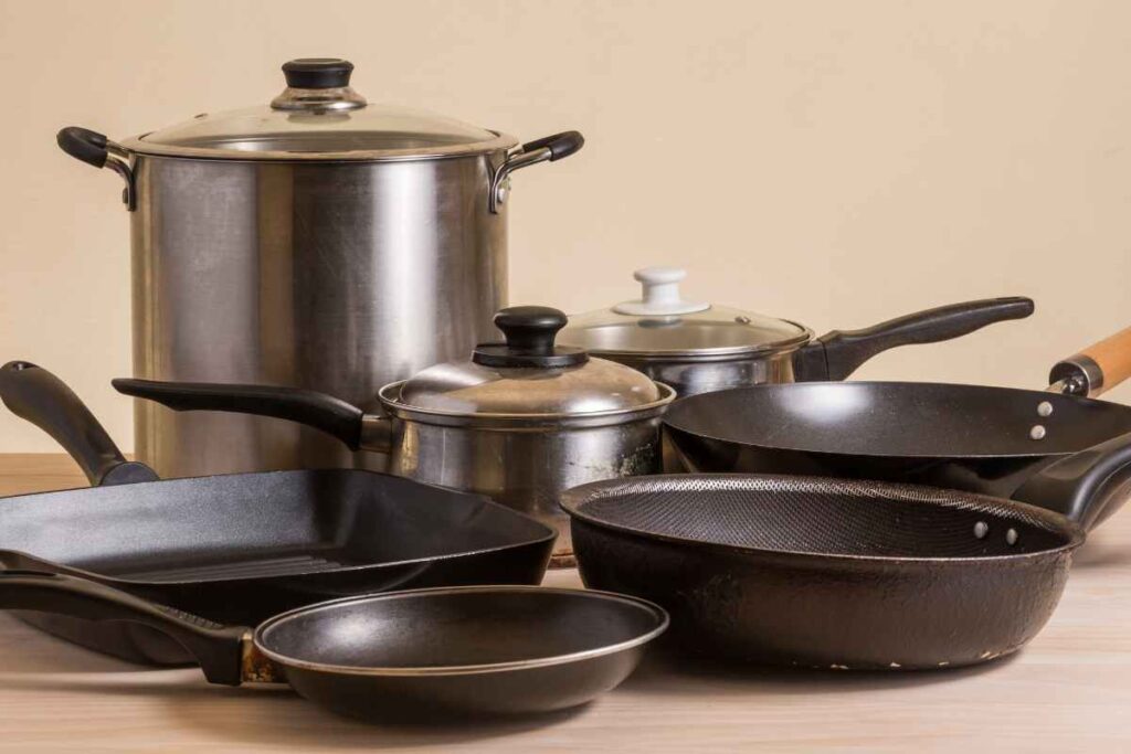 batteria di pentole su sfondo neutro