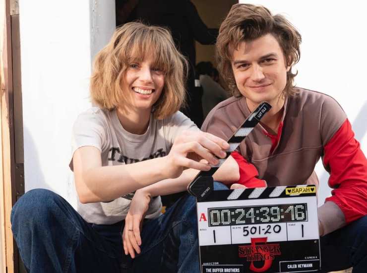 Mya Hawke e Joe Keery con in mano un ciak