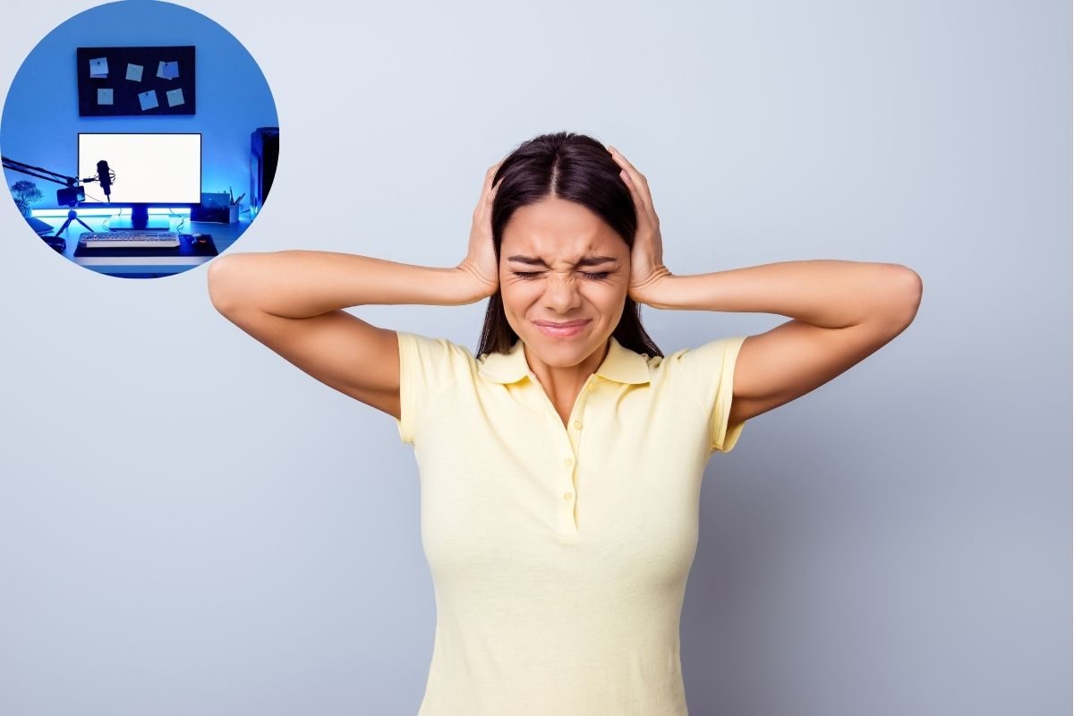 Donna che si tappa le orecchi per il rumore generato dal PC