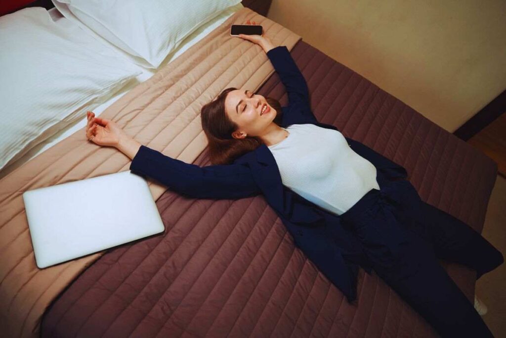 Donna sfinita sdraiata sul letto