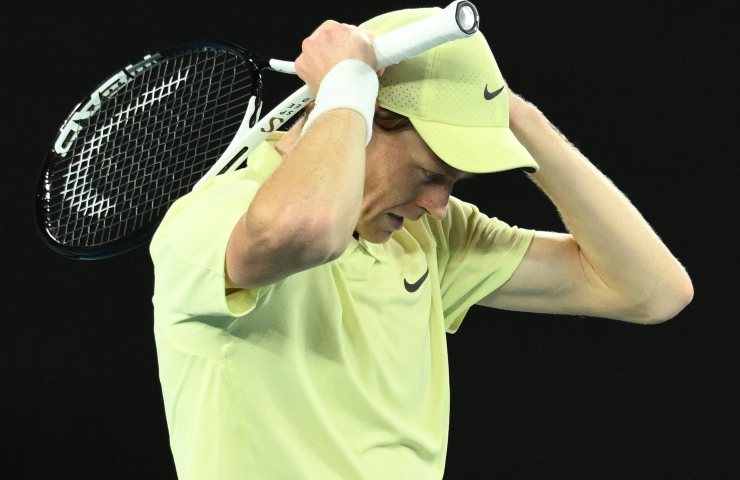 Sinner in campo con la racchetta