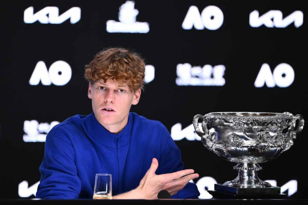 Jannik Sinner durante una conferenza