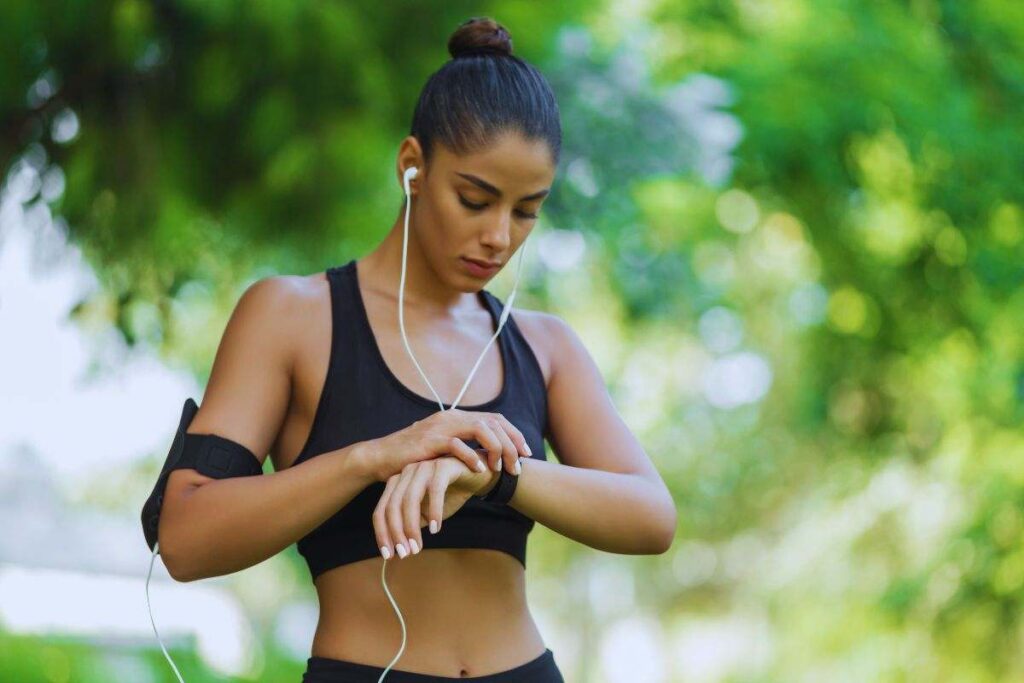 Ragazza controlla lo smartwatch