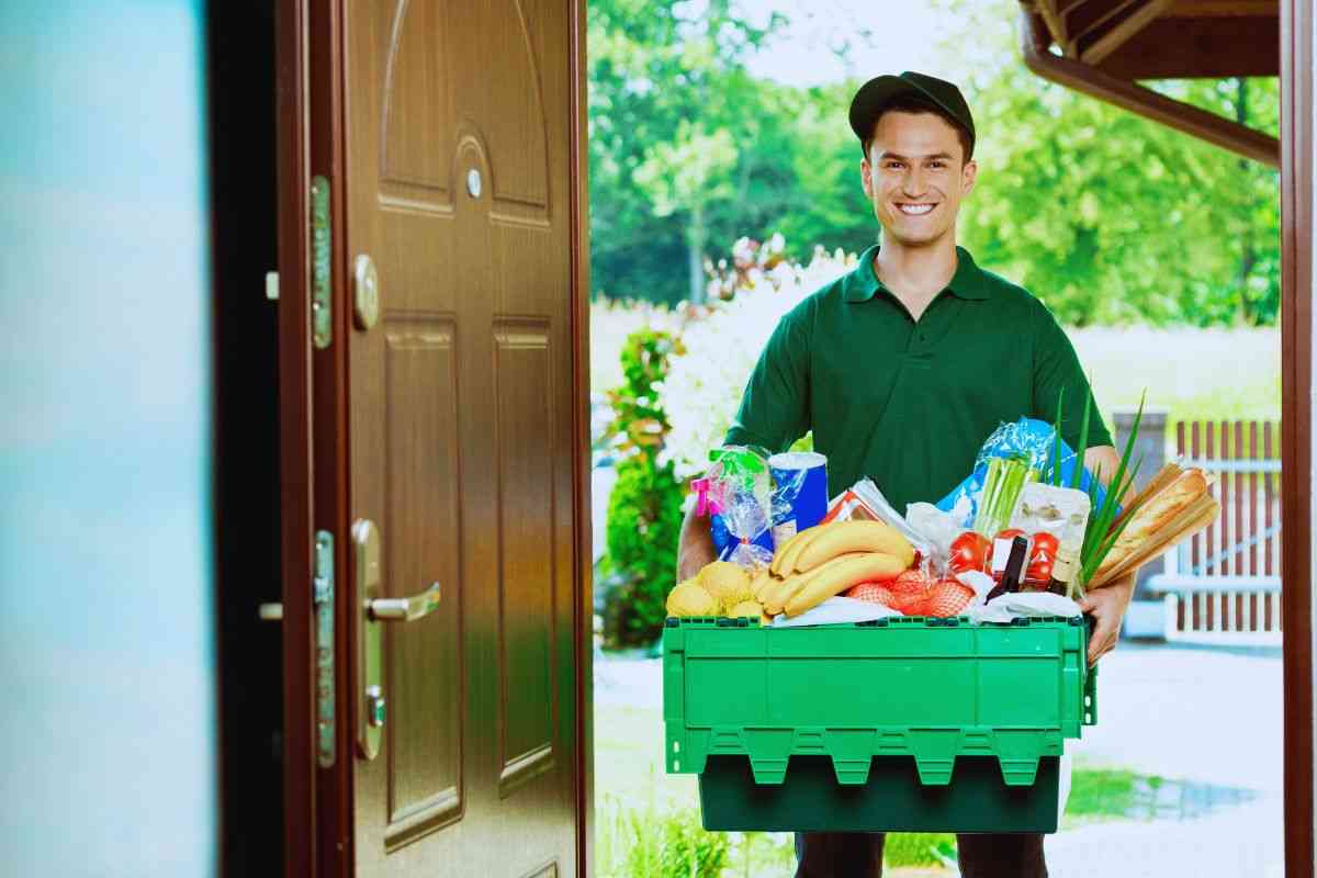 Fattorino che consegna spesa