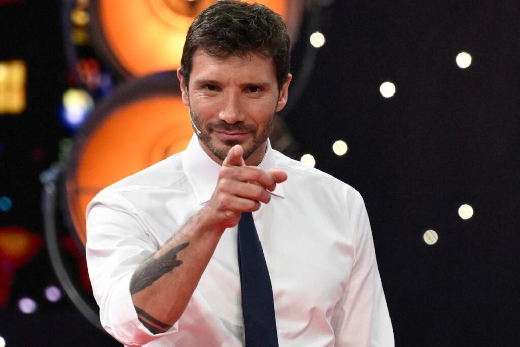 Stefano De Martino con cravatta che indica