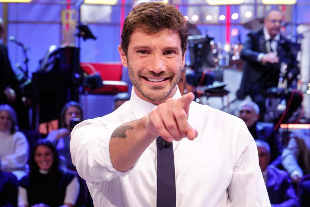 Stefano De Martino in uno studio televisivo