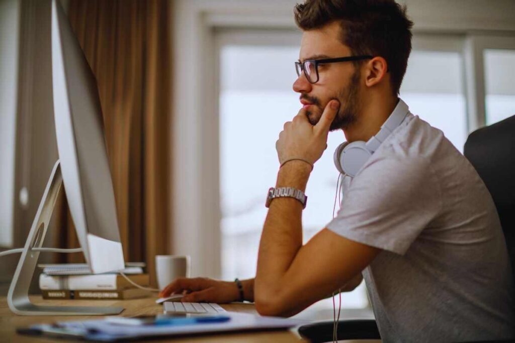 Ragazzo osserva schermo del pc