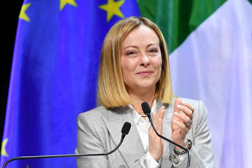 Giorgia Meloni durante una conferenza