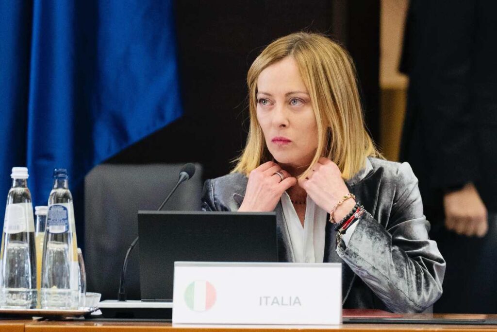 Giorgia Meloni durante una conferenza