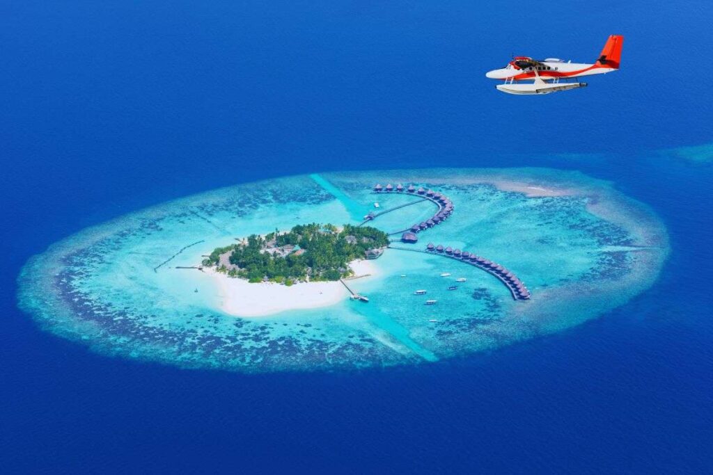 Aereo che sorvola un atollo delle Maldive