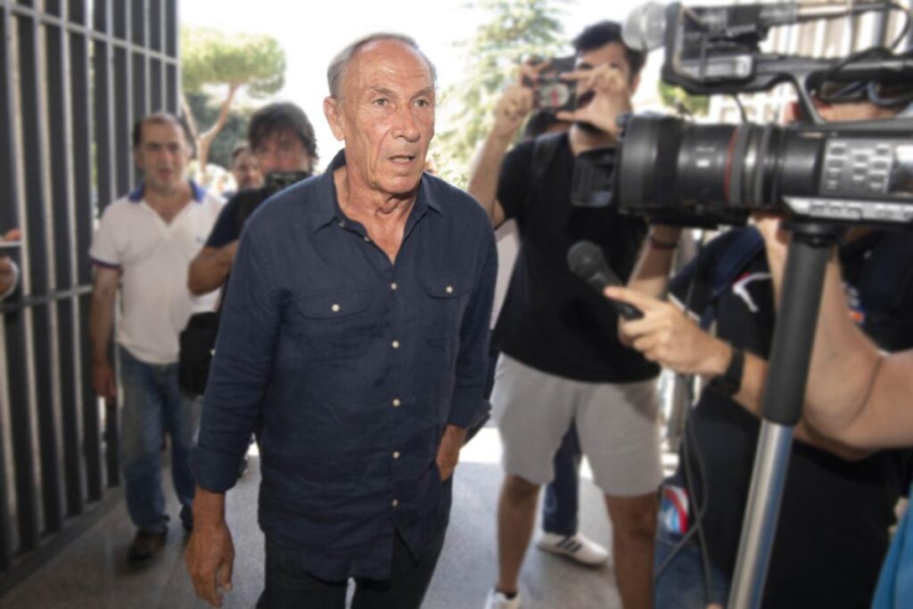 Zdenek Zeman circondato dai fotografi