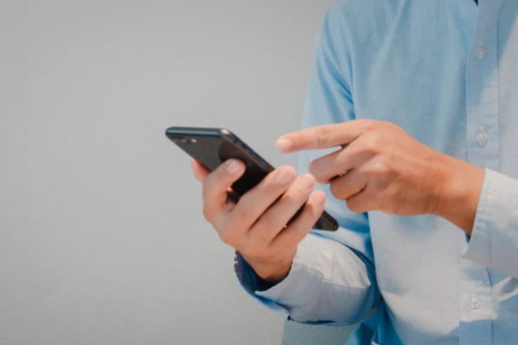 mani di uomo che utilizzano uno smartphone