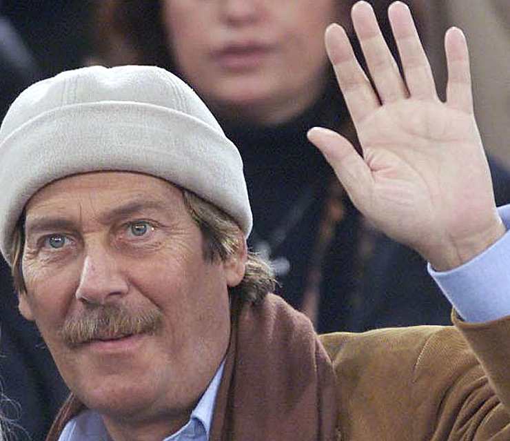 alberto castagna saluta con un cappellino di lana