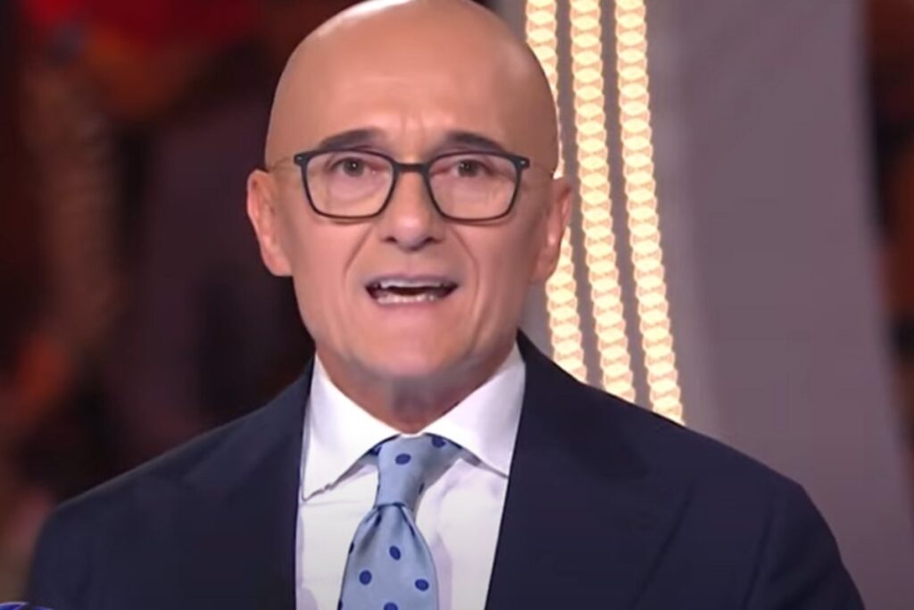 alfonso signorini durante una puntata del grande fratello