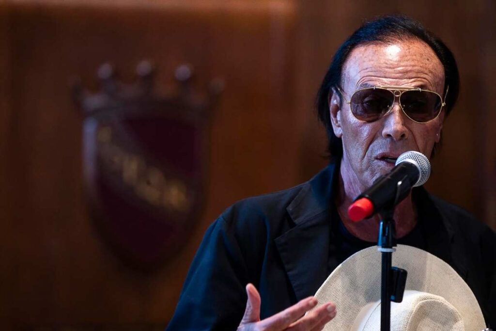 venditti parla al microfono con un cappello in mano