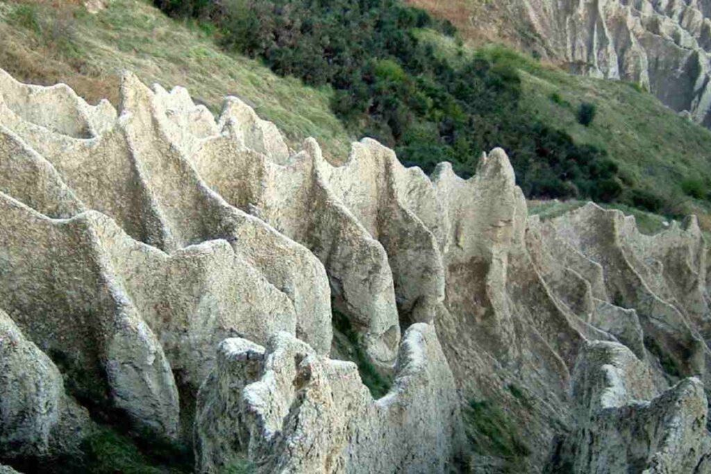 delle gole profonde che si frastagliano