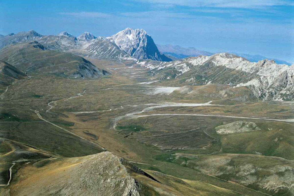 un altopiano con delle montagne