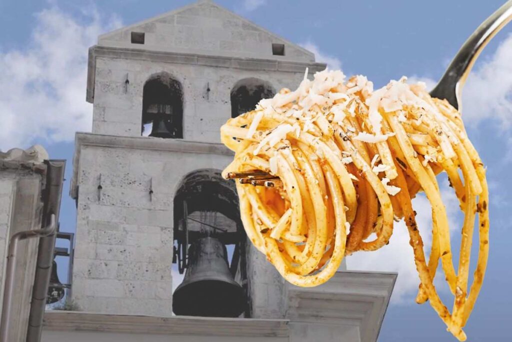 una chiesa con campanile e una forchettata di spaghetti