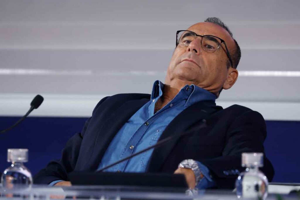 carlo conti si tira indietro sulla sedia