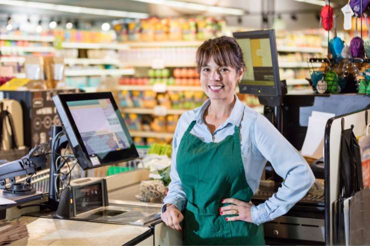 cassiera sorridente al lavoro