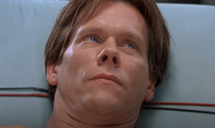 kevin bacon in una scena di l'uomo senza ombra