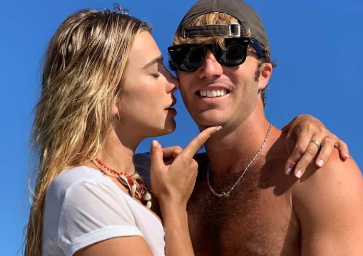 clizia bacia sulla guancia paolo