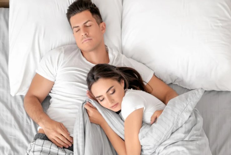 coppia che dorme abbracciata 