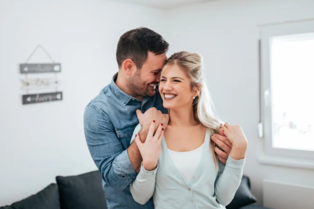 coppia felice che si abbraccia in salotto 