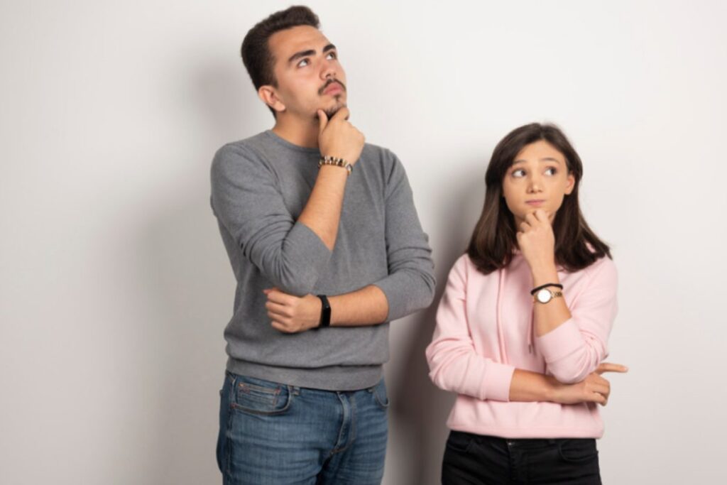 coppia in piedi che riflette