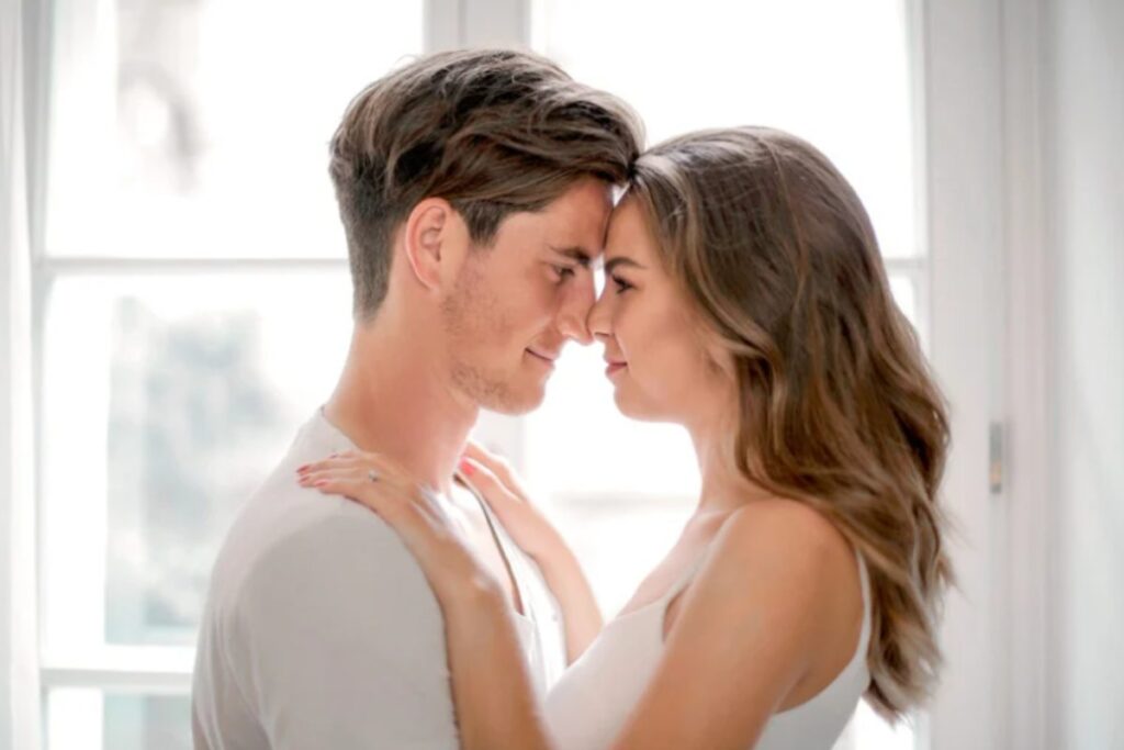 coppia vicina di fronte a una finestra