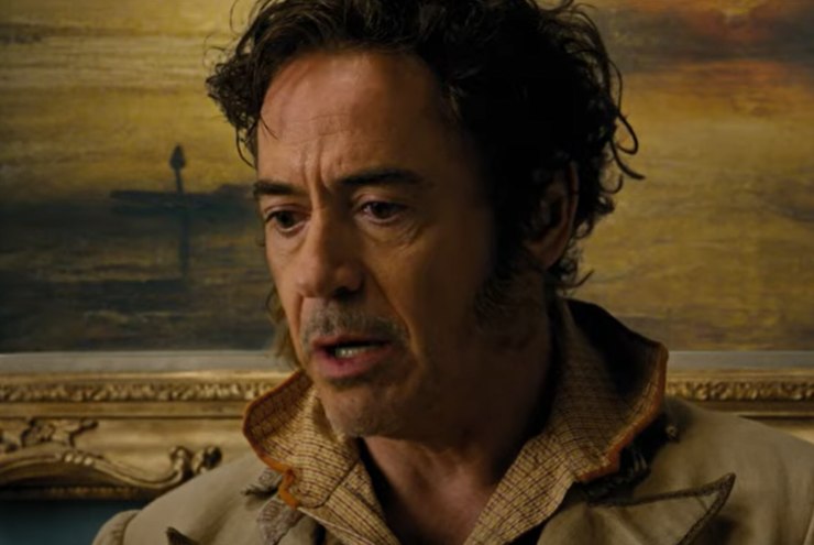 robert downey jr in una scena di dolittle