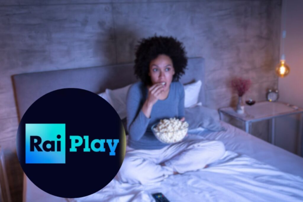 donna guarda la tv mentre mangia popcorn