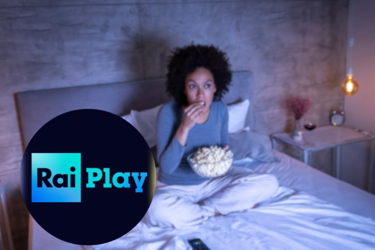 donna guarda la tv mentre mangia popcorn 