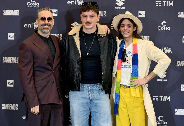 brunori sas, olly e lucio corsi in posa