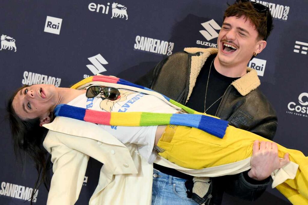 olly lucio corsi in posa dopo sanremo