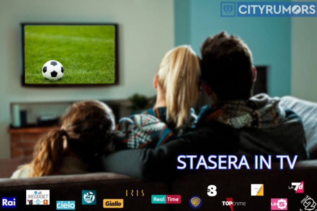 schermo televisivo proietta campo calcio e pallone in salotto con famiglia