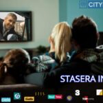 famiglia in salotto che guarda un film con george clooney