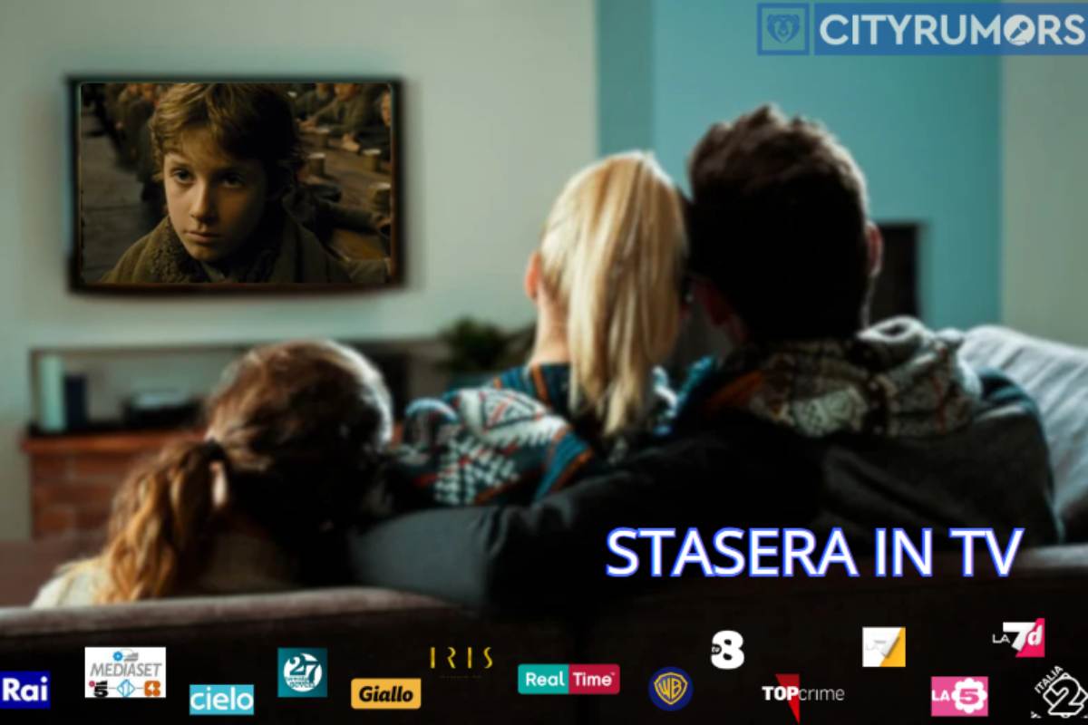 famiglia guarda la tv abbracciata sul divano