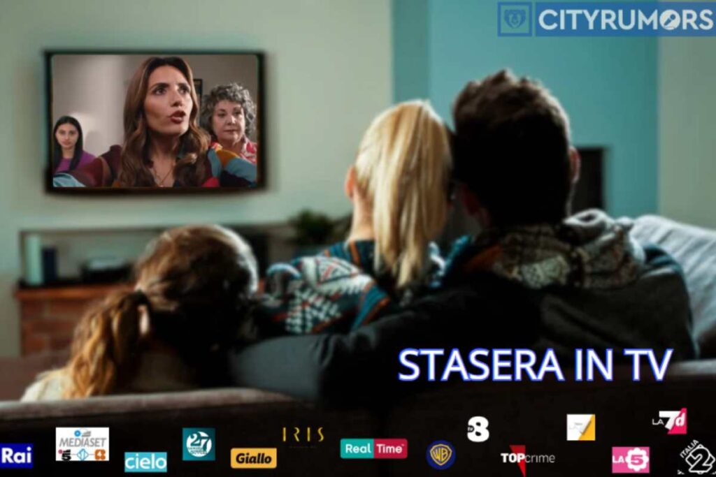 famiglia riunita sul divano in salotto di spalle che guarda la tv