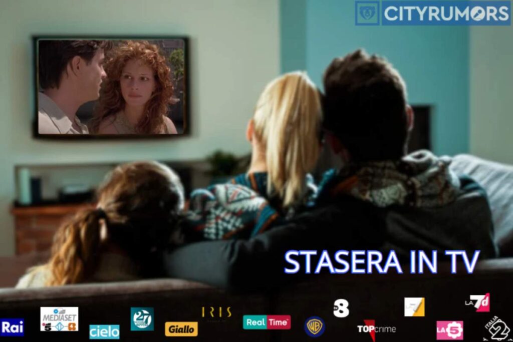 famiglia riunita in salotto sul divano con tv