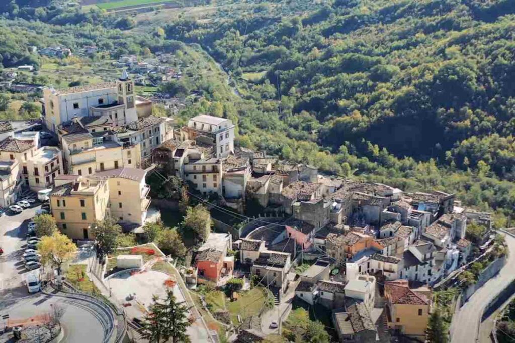 un borgo con delle casette caratteristiche