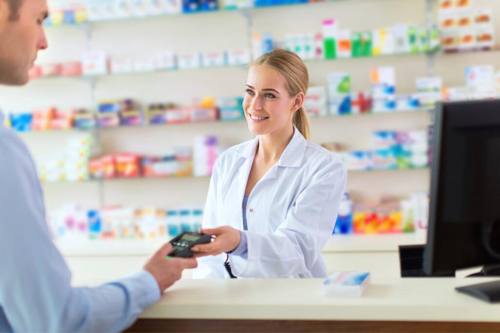 farmacista e cliente con pos
