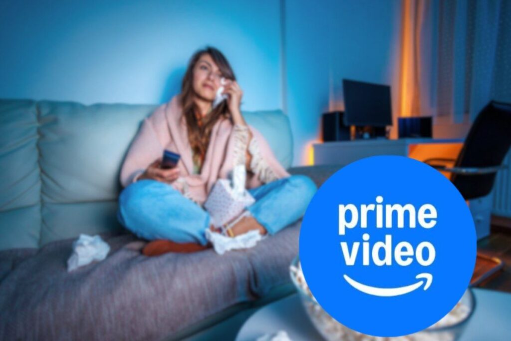 donna commossa guarda la tv