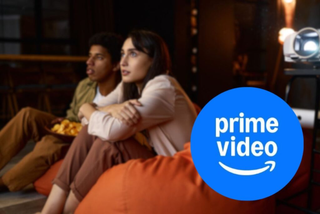 coppia che guarda la tv con logo prime video