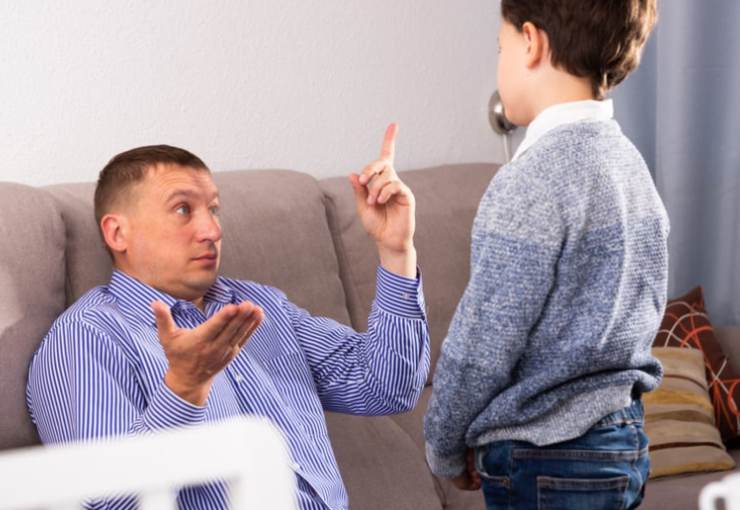 padre sul divano che rimprovera il figlio