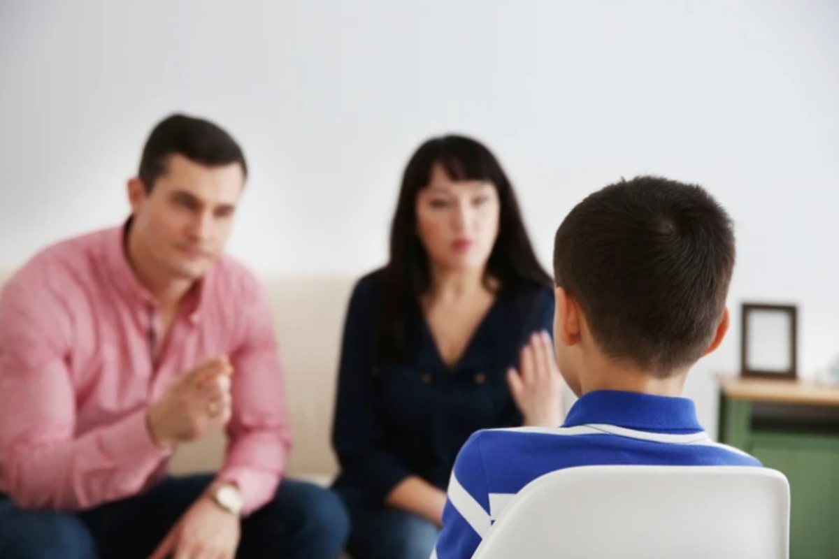 genitori che rimproverano il figlio