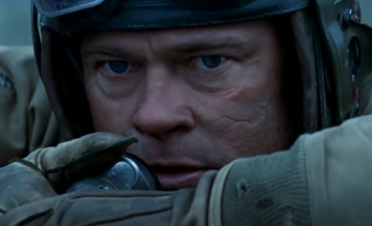 Brad Pitt in tenuta militare in una scena di Fury