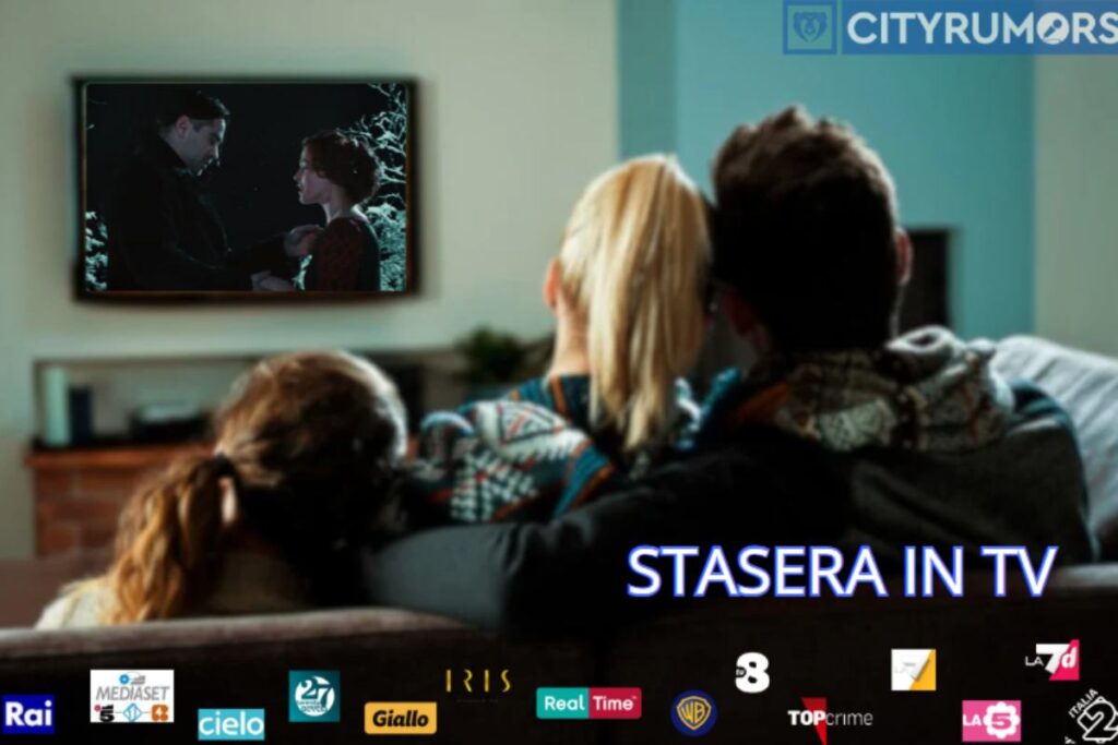 genitori con figlia che guardano un film in salotto